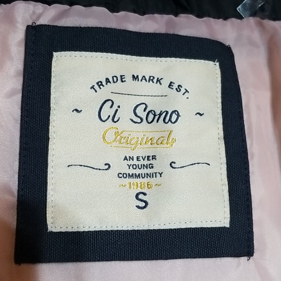 Black and Pink Hooded Puffer Coat - Picture 6 of 10